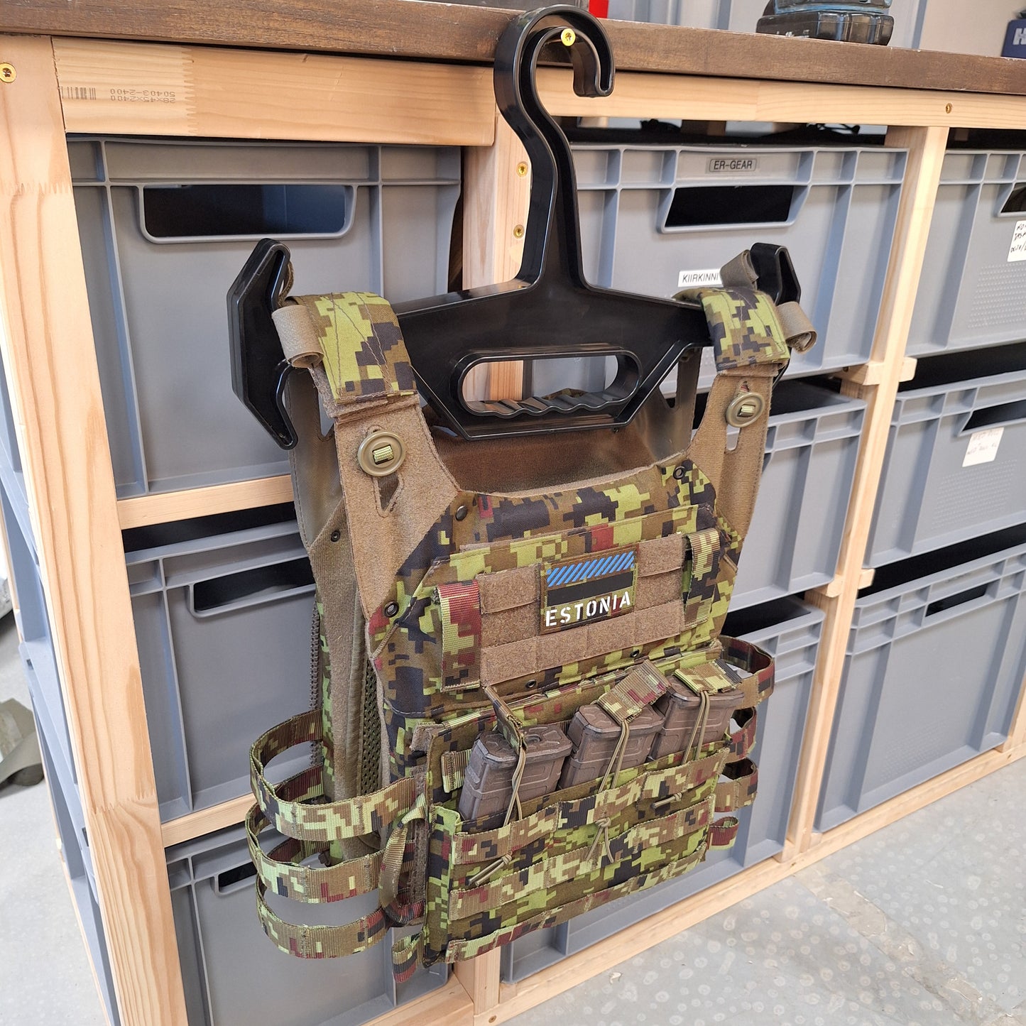 Tugev vesti riidepuu (must)