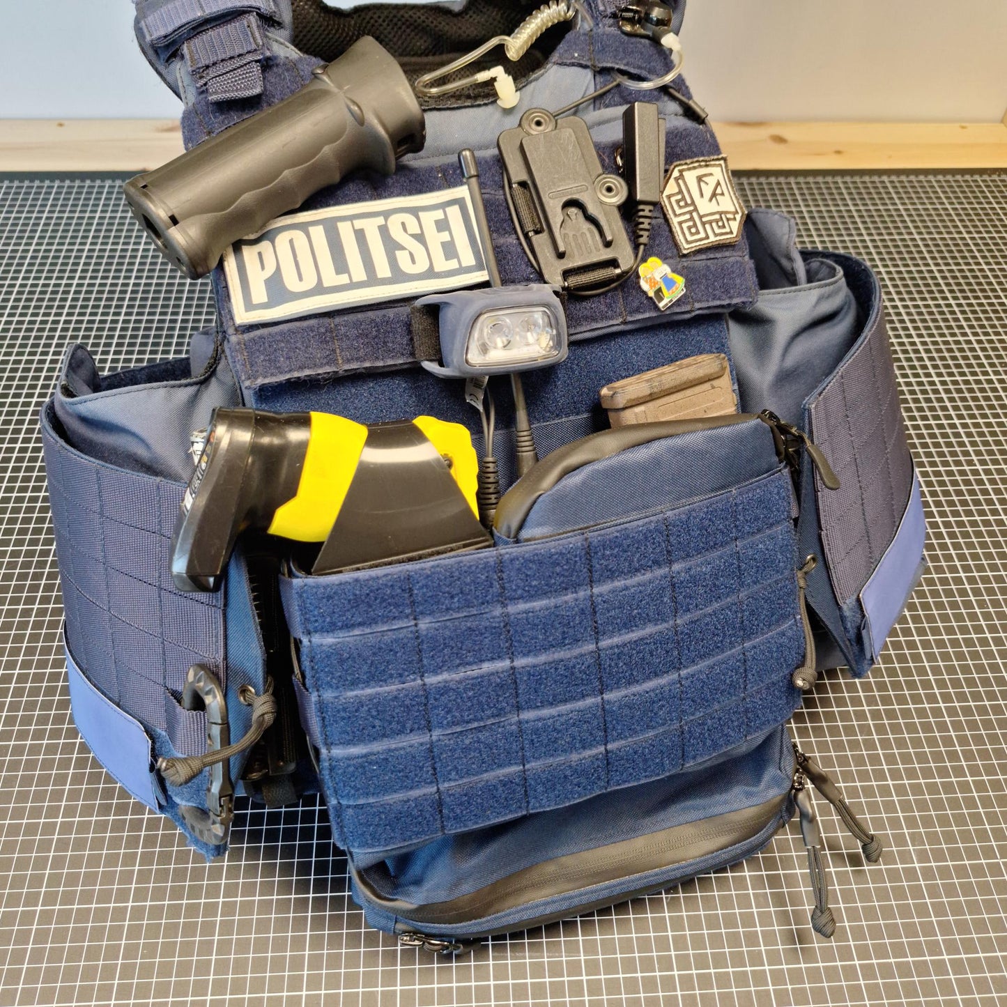 Multipaneel (tumesinine)