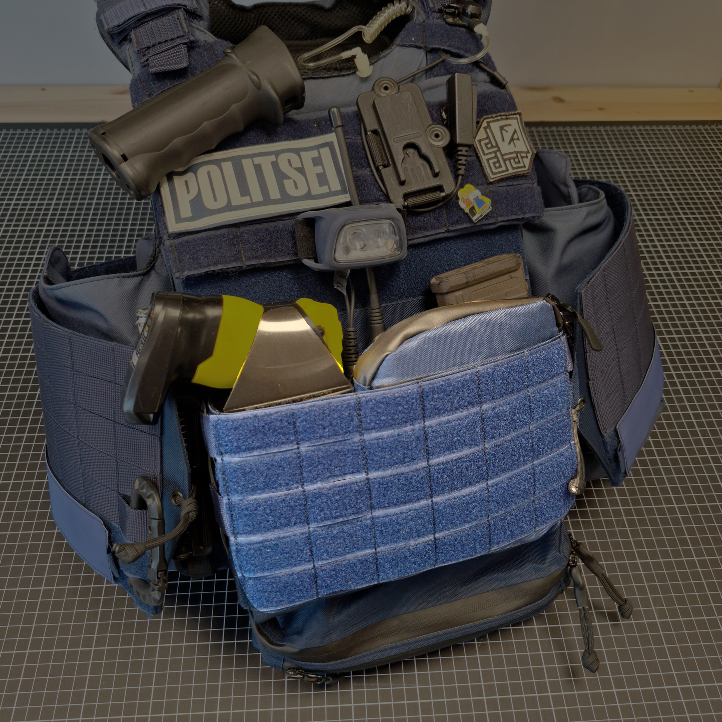 Multipaneel (tumesinine)