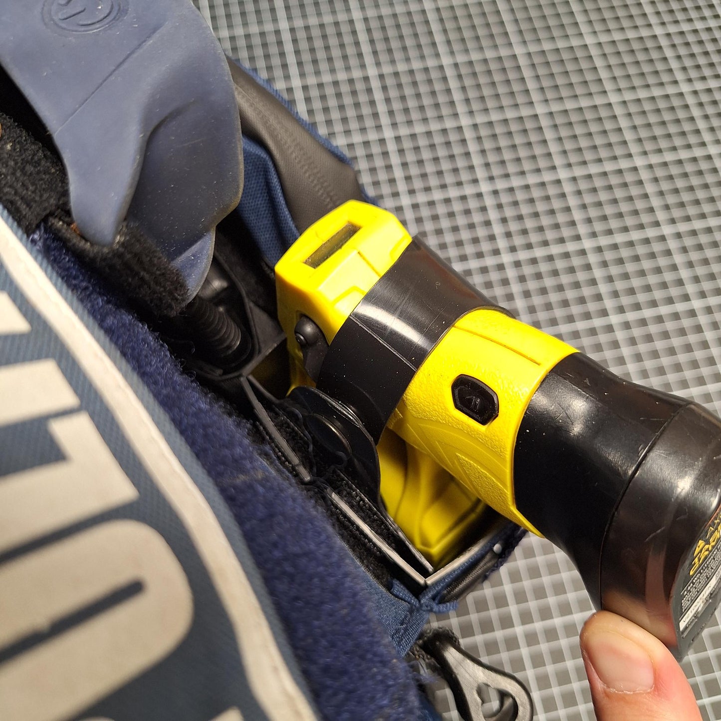 Multipaneel (tumesinine)