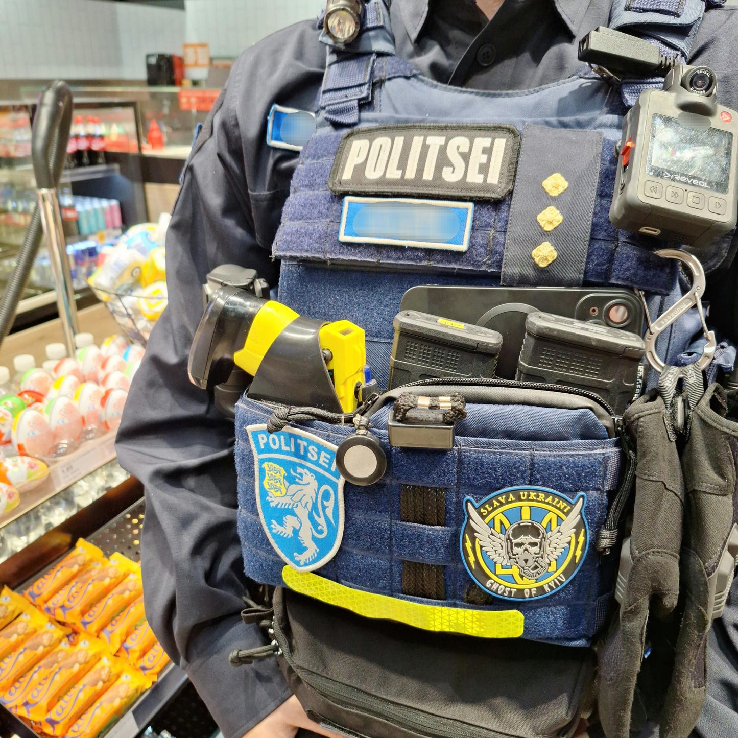 Multipaneel (tumesinine)