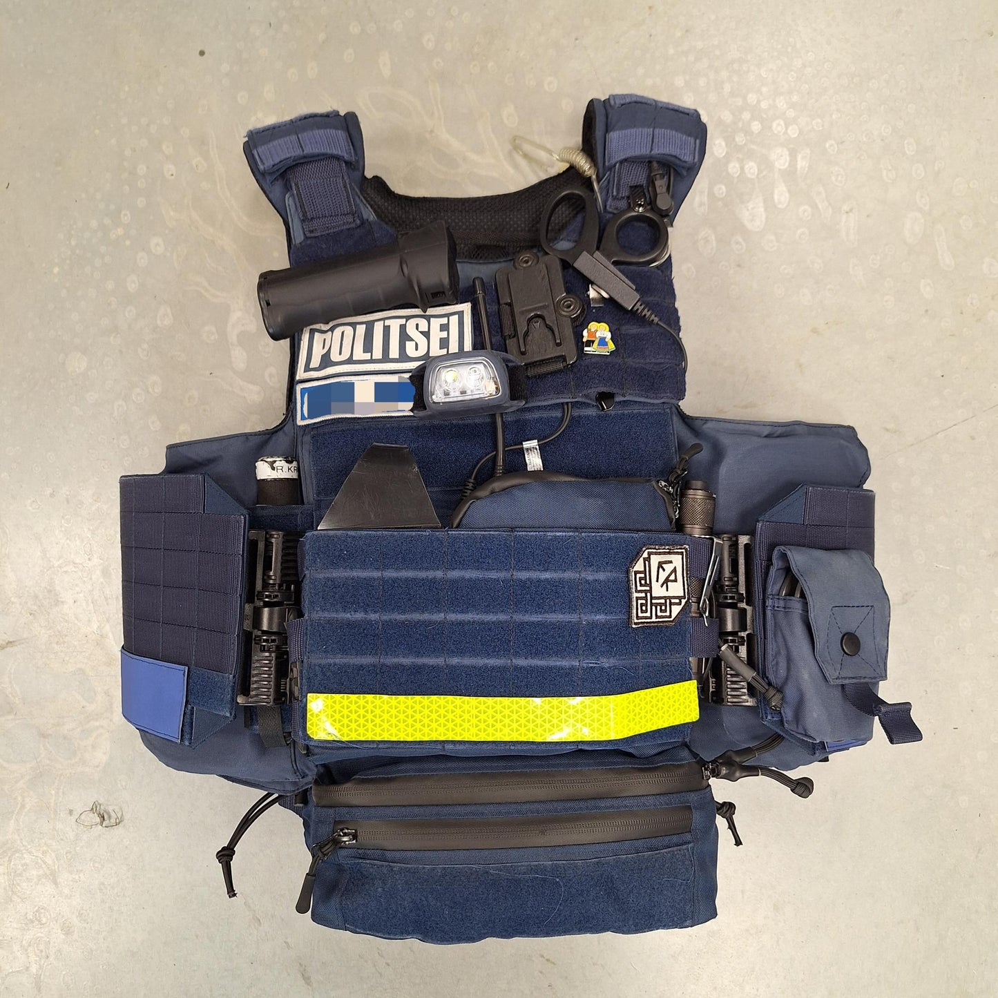 Multipaneel (tumesinine)