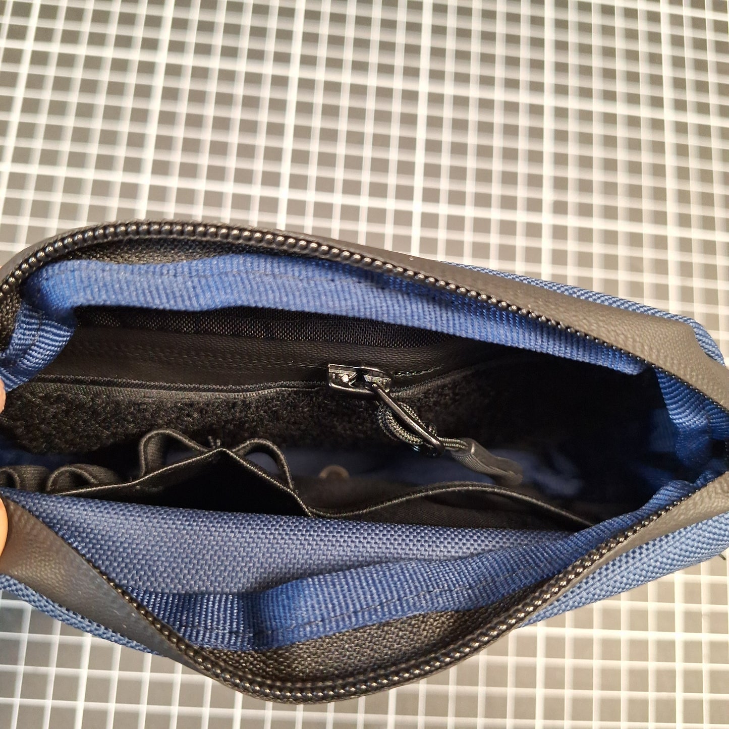 Multipaneel (tumesinine)