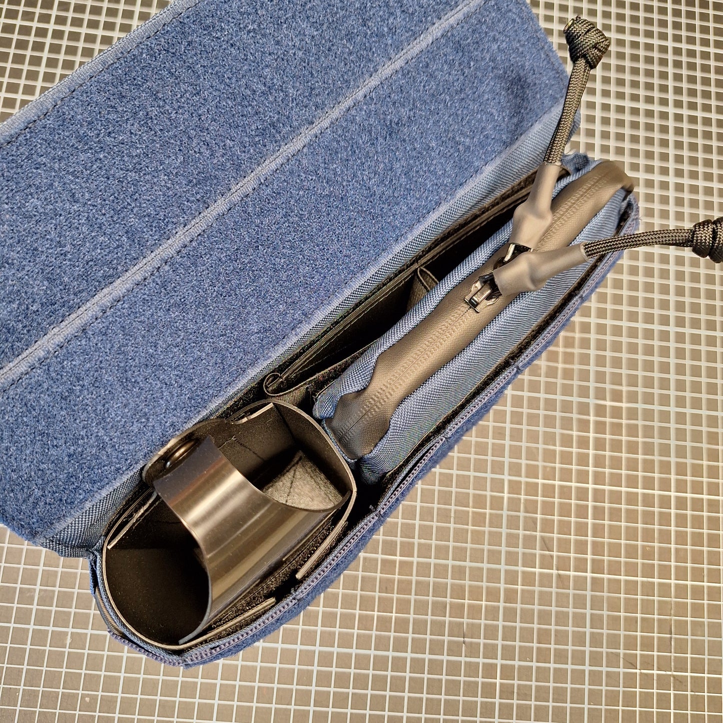 Multipaneel (tumesinine)