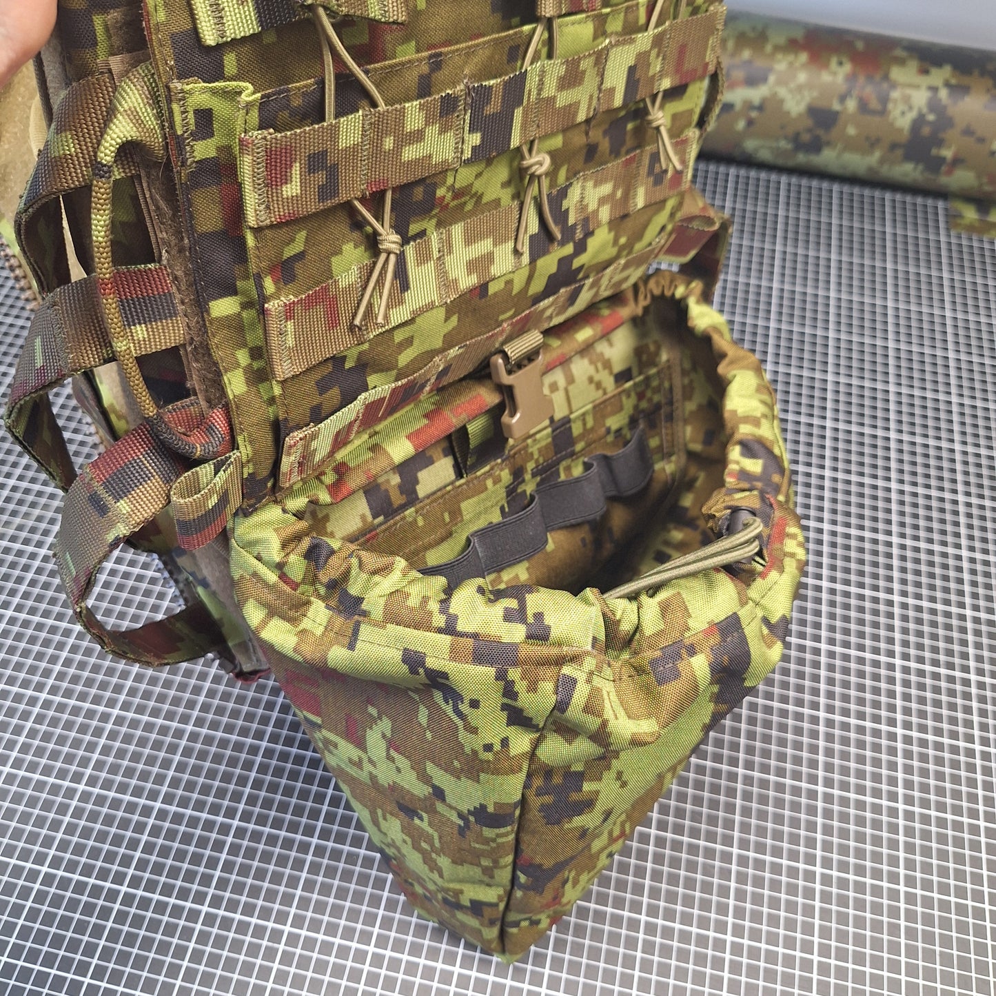 Tühjade Salvede Tasku Esipaneeli Alla