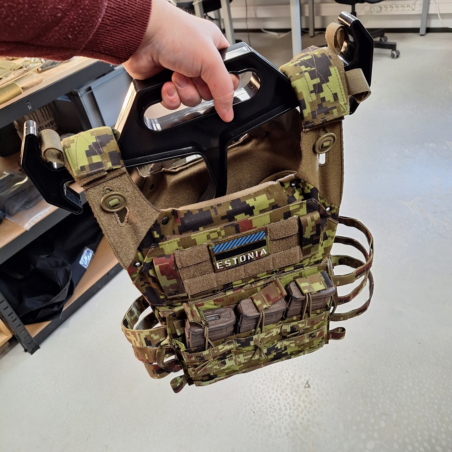 Tugev vesti riidepuu (must)